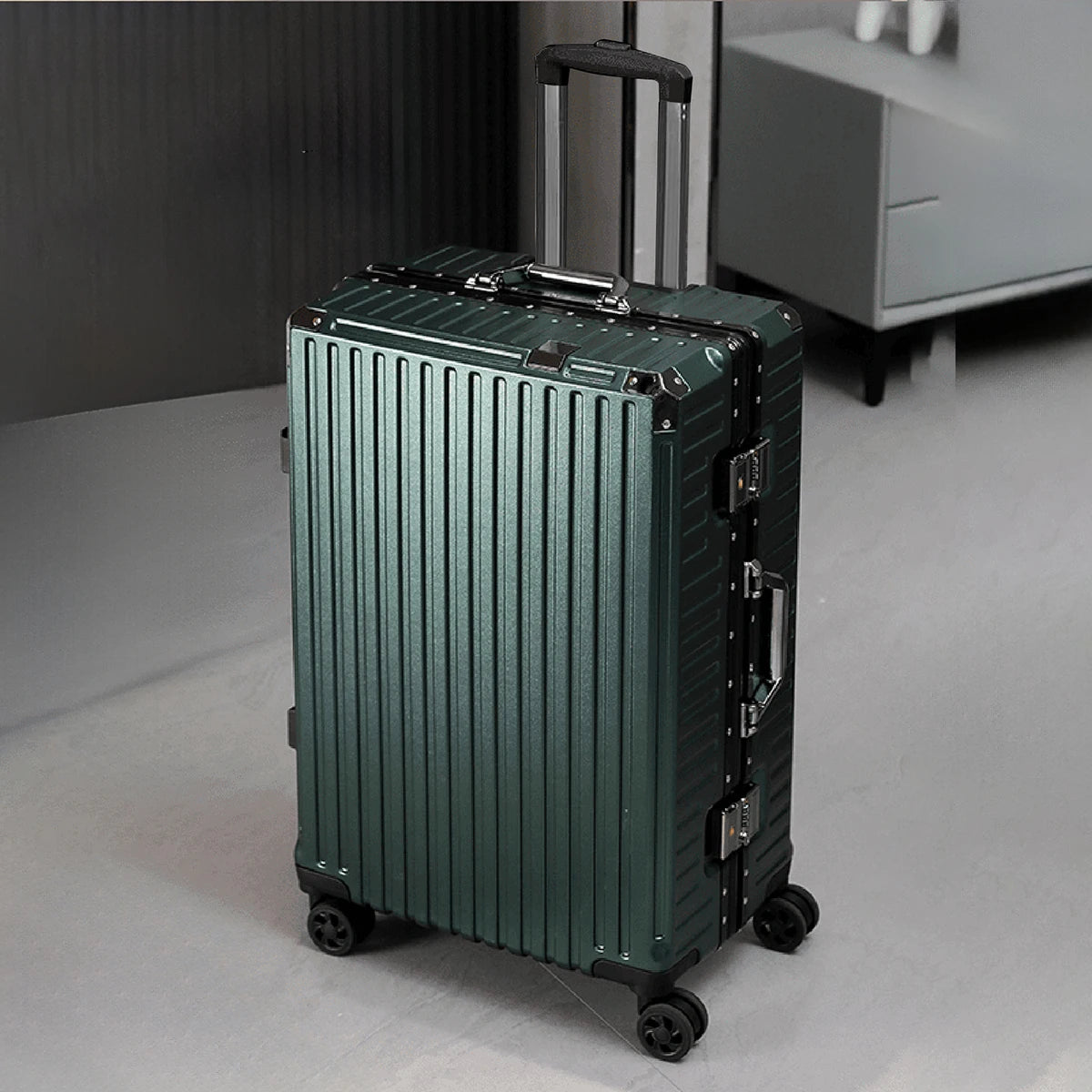 Aluminum Frame Rolling Suitcase USB Carry On Luggage with Spinner Wheels