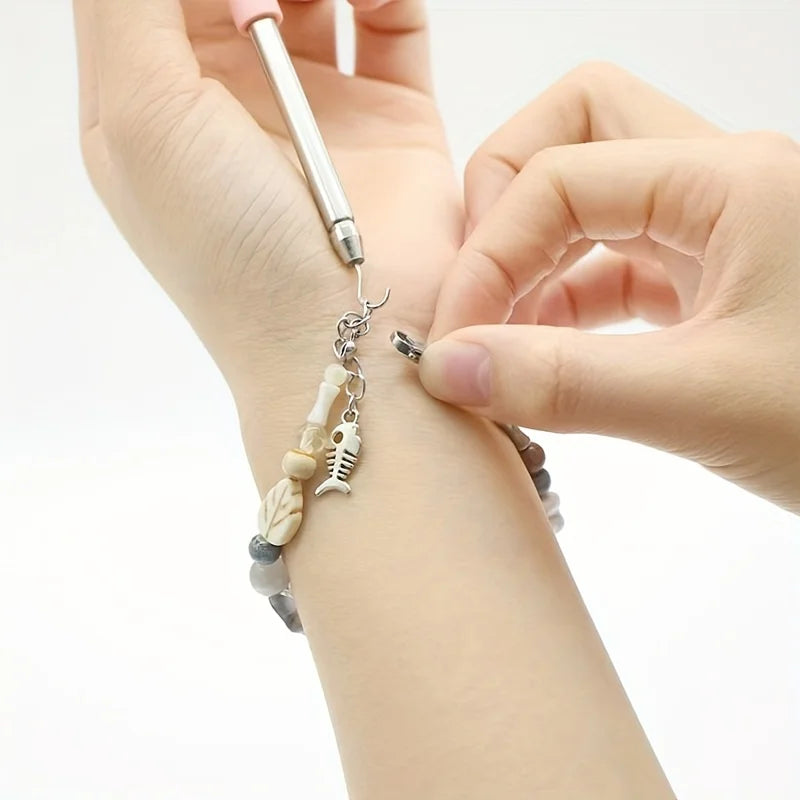 Bracelet Helper Tool – Easy Jewelry Clasp Fastening Aid for One-Hand Wear